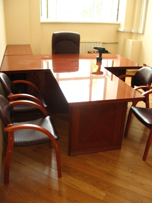 собранный стол в кабинете борман