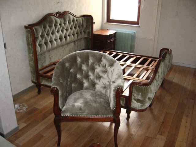 Большая кровать и кресло