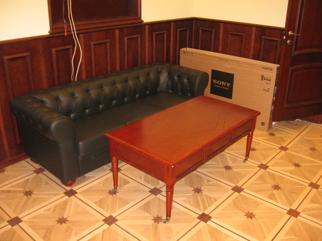 журнальный стол и диван в кабинете