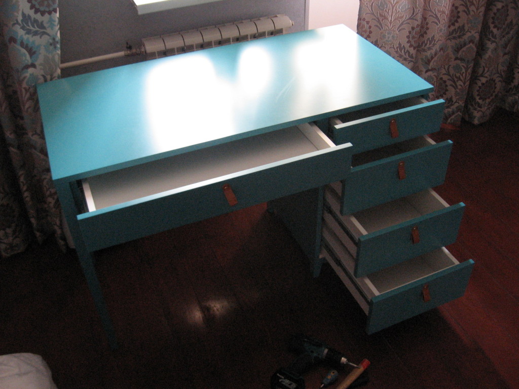 стол письменный голубой