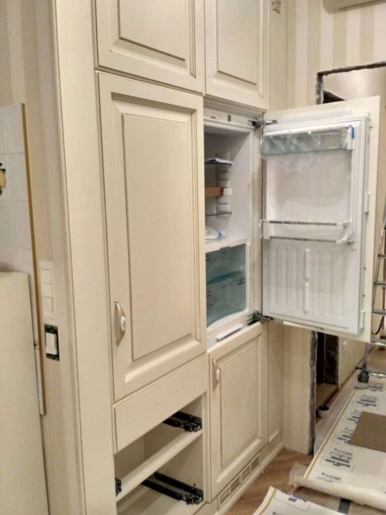 установка встроенного холодильника
