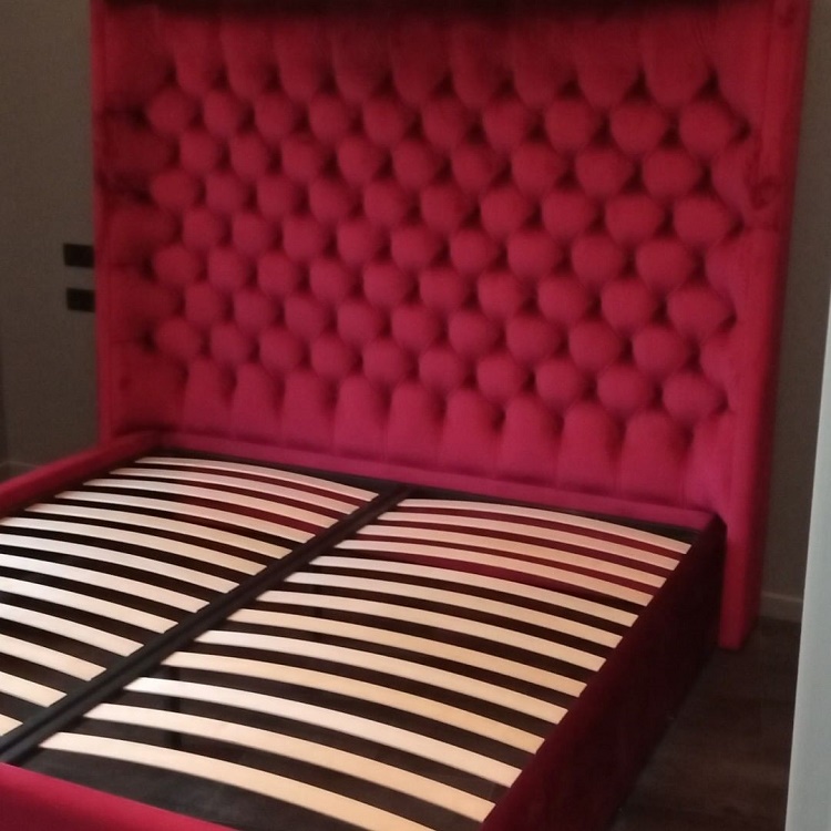 кровать с красным изголовьем